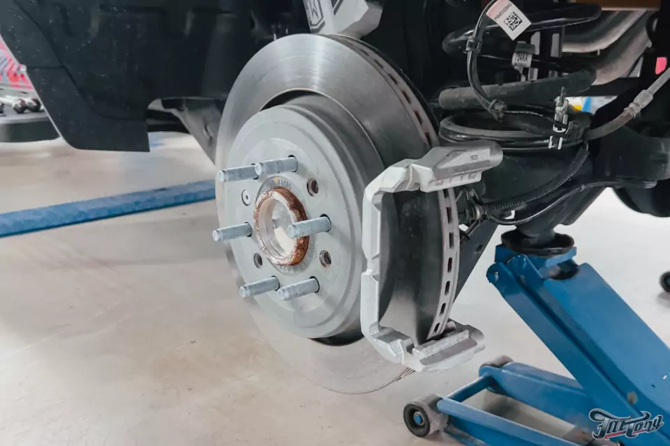 Подготовка RAM TRX для участия в MK Rally 2024: установка тормозной системы Brembo, окрас суппортов, оснащение кузова крышкой и дополнительной розеткой